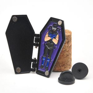 Pino de lapela de ímã personalizado, emblema de metal para halloween, dobradiça de horror, pino esmalte com parte de trás magnético - Product Image 1