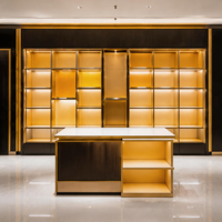 Vitrine de Luxe Murale Beige pour Bijoux, Niche Encastrée avec Étagères en Verre Rétroéclairées LED, Tiroirs de Rangement Personnalisés, Présentoir Doré pour Boutiques