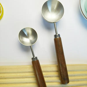 Cuchara Medidora de Café Reutilizable Estilo Vintage, Cuchara Retro de Acero Inoxidable con Mango Largo de Madera, Utensilio de Cocina - Product Image 1