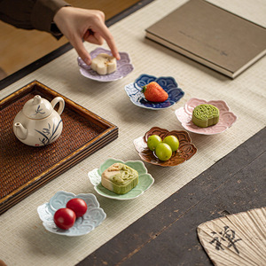 Assiette à dessert en céramique en forme de fleur, petit plat à fruits en porcelaine pour les collations de fête - Product Image 4