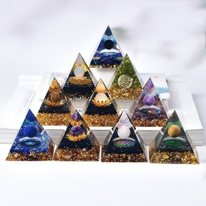 Ornement pyramidal en pierre de cristal naturelle <span class=keywords><strong>HZ</strong></span> pour la décoration de la maison et du bureau, artisanat en résine époxy, gravure sur pierre précieuse sculptée - Product Image 1