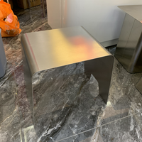 Tabouret moderne en acier inoxydable : élégant pour les cafés, robuste, nécessitant peu d'entretien, parfait pour les zones de restauration à fort trafic