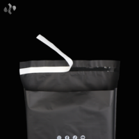 Sacs d'expédition d'expédition en plastique de courrier adhésif noir biodégradable poly sacs d'expédition en poly personnalisés