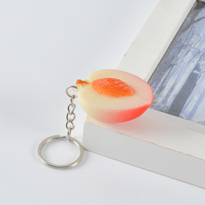 Porte-clés tendance en PVC en forme de fruits, idéal pour les étudiants, avec pomme, pêche et fruit du dragon - Product Image 6