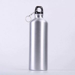 Bouteille d'eau sportive en aluminium personnalisée avec mousqueton - Tasse en métal réutilisable pour le camping et les voyages en plein air - Product Image 3