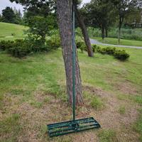 Râteau de Jardin Robuste et Ergonomique pour Niveler les Terrains – Idéal pour Jardin, Cour, Terrains de Golf, Ferme, Pâturages – Niveleur de Pelouse en Acier