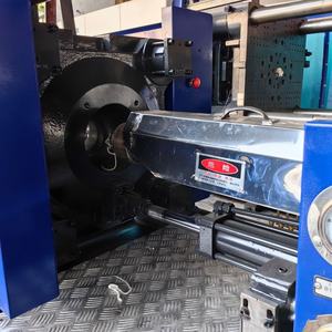 Equipo de inyección de plástico de 1100 toneladas con sistema de cierre de doble cilindro para aplicaciones de moldes pesados - Product Image 6