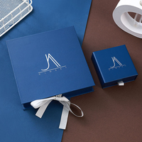 Boîte à bijoux carrée bleue rigide avec cordon de serrage, logo personnalisé, emballage de luxe pour bagues, boucles d'oreilles, colliers, etc.