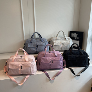 Sac de voyage décontracté pliable ultra-léger et élégant avec logo personnalisé, résistant à l'eau, pour la gym, la nuit ou comme trousse de maquillage - Product Image 1