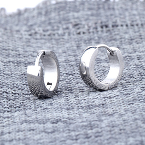 Boucles d'oreilles créoles à clipser en acier de 4 mm, rondes et géométriques, pour un usage quotidien - Product Image 4