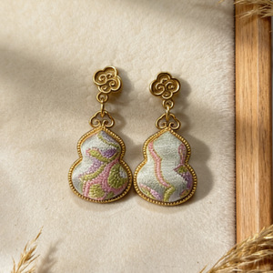 Boucles d'oreilles en forme de gourde en brocart Song, un nouveau style chinois, boucles d'oreilles nuageux porte-bonheur, symboles de prospérité et de bonheur, adaptées à la Chine. - Product Image 1