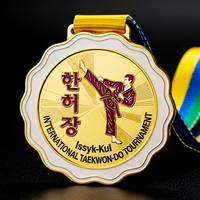 Trophée de tournoi de Taekwondo à bord festonné ondulé, médaille en zinc personnalisée avec relief 3D de coup de pied, lettrage coréen et cordon en tissu arc-en-ciel