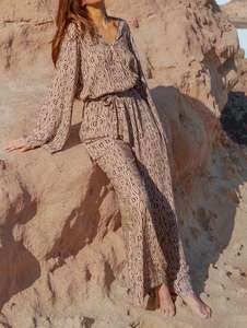 Mono Elegante e Informal para Mujer, Traje de una Pieza con Diseño para Comodidad y Elegancia Diaria - Product Image 3