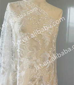 सुरुचिपूर्ण हस्तनिर्मित 3 डी फूलों की फ्रेंच फीता पर्यावरण के अनुकूल सफेद लक्जरी बेडेड कढ़ाई 100% पॉलिएस्टर कपड़े - Product Image 5