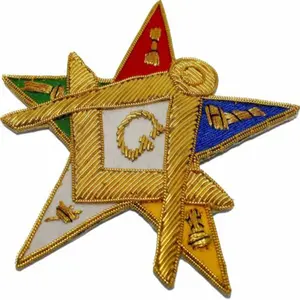 OES-Abzeichen mit Goldbarren quadrat und Kompass mit Goldbarren und G in der Mitte 5 Embleme auf jeder Seiten unterlage mit Schwarz