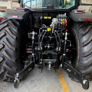 Tracteur à roues motrices 4x4 blanc avec double embrayage pour usage agricole, facile à utiliser - Product Image 5
