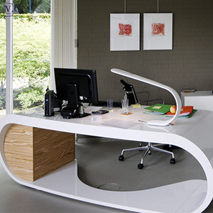 Escritorio Moderno y Duradero de Corian, Totalmente Personalizable en Color y Forma, para Oficina en Casa y Villa - Product Image 1