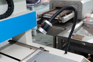 Machine de distribution automatique d'émail d'insigne de PVC poupée de bande dessinée de silicone et fabrication de porte-clés de PVC - Product Image 2