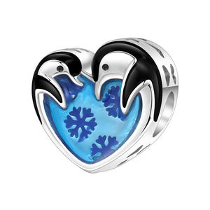 Pulsera de cuentas con diseño de pingüino, corazón y copo de nieve en cobre blanco, un accesorio de joyería/pulsera DIY de alta gama y exclusivo para mujeres. - Product Image 1