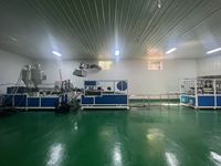 Automatische energiebesparende inline thermoformmachine voor het produceren van eenmalig gebruikbare bento box containers met meerdere compartimenten