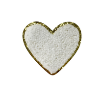 Patch en chenille blanc personnalisé en forme de cœur avec bordure dorée scintillante, badge brodé, appliqué thermocollant pour chapeaux, sacs, vêtements