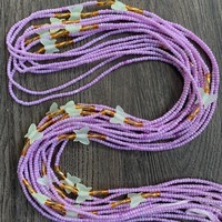 Chaîne de taille africaine style simplicité, avec perles de riz violettes, perles tubulaires dorées et papillon