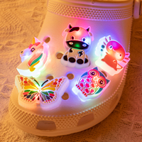 Breloques de Chaussures Personnalisées en Gros avec LED, en PVC, Bricolage, Accessoires Lumineux pour Sabots et Sandales, Fleurs de Dessin Animé, Vache Arc-en-Ciel