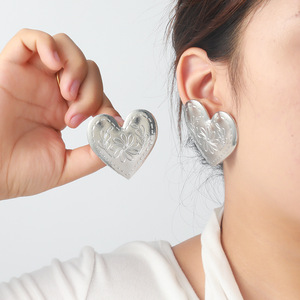 Bijoux fantaisie, boucles d'oreilles en alliage, design froid, boucles d'oreilles en forme de cœur dorées, boucles d'oreilles punk dorées pour la Saint-Valentin - Product Image 2