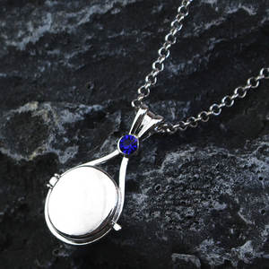 Collar de Concha de Sirena de Acero Inoxidable con Incrustaciones de Diamantes, Diseño Creativo con Cierre Magnético, Anime H2O Footprints in the Sand, para Niñas - Product Image 4