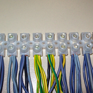 Regletta di collegamento omologata da 10 mm bianca, confezionata, ideale per installazioni elettriche e distribuzione sicura dell'energia. - Product Image 2
