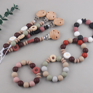 Vente en gros <span class=keywords><strong>de</strong></span> perles <span class=keywords><strong>de</strong></span> silicone <span class=keywords><strong>pour</strong></span> sucette <span class=keywords><strong>de</strong></span> bébé chaîne anti-perte sans BPA ensemble <span class=keywords><strong>de</strong></span> clips <span class=keywords><strong>de</strong></span> sucette en bois <span class=keywords><strong>pour</strong></span> anneau <span class=keywords><strong>de</strong></span> dentition <span class=keywords><strong>pour</strong></span> bébé - Product Image 4