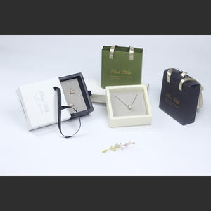 Vente en gros de boîtes à bijoux en papier de luxe de marques célèbres avec poignée en ruban boîte d'emballage de bijoux de créateurs avec logo - Product Image 3