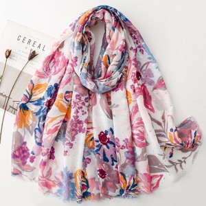 Voile long en polyester fin pour femme, motif floral peint à la main, estampage à chaud, coloré, protection solaire, idéal pour le voyage, collection Printemps-Été - Product Image 5