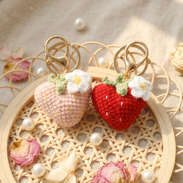 Handmade Crochet Flower Strawberry Keychain Toy Charm Mini Cute Cartoon Yarn Amigurumi Knitted Berries Bag Pendant Car Key Chain