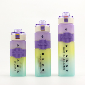 <span class=keywords><strong>2023</strong></span> logotipo personalizado reutilizable 550/720/900ml gimnasio deportes botella de agua con paja escarcha colorido plástico cuadrado para viajes - Product Image 2
