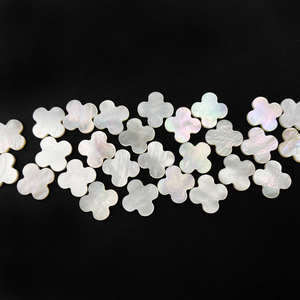 Trèfle à quatre feuilles naturel sur mesure en nacre blanche à dos plat, personnalisation en gros disponible, <span class=keywords><strong>fournisseur</strong></span> de pierres précieuses en forme de trèfle - Product Image 3