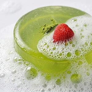 Jabón para el Acné Yoko Gold Matcha y Fresa 60g. Elaborado con Triple Ingrediente para Limpiar, Hidratar y Refrescar el Rostro - Product Image 3