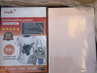 Papier de transfert thermique par sublimation A4 Premium 100 g/m² à séchage rapide avec dos rose pour la création sur vêtements, tasses et mugs – 100 feuilles par paquet