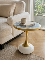 Table d'appoint ronde en MDF imprimé motif marbre bleu-gris avec piétement en fer doré et base blanche pour salon, hôtel, OEM, ODM