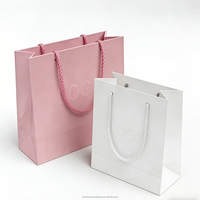Sacs cadeaux de luxe personnalisés avec logo en relief pour chaussures, vêtements, emballages de bijoux de mariage, sacs en papier avec poignées, matériaux recyclés