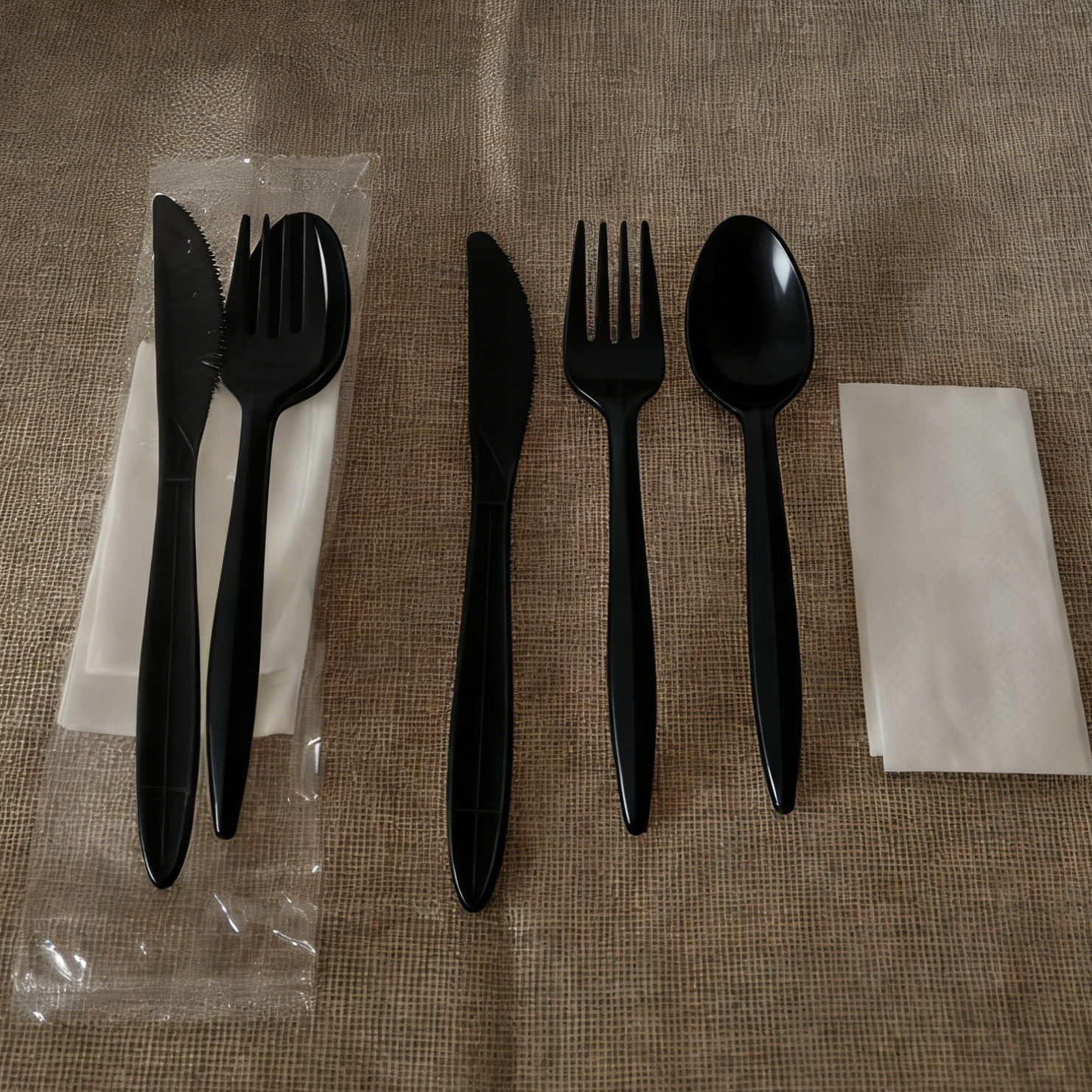 Juego de cuchillo, tenedor y servilleta.