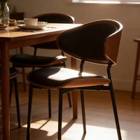 Chaise de salle à manger moderne en bois massif avec dossier papillon, assise et dossier rembourrés en cuir, pieds en métal noir - Mobilier pour hôtel et maison