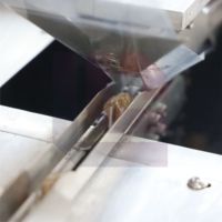 Machine à emballer automatique à grande vitesse de sac d'oreiller pour l'emballage de vis et de boulons d'accessoires de quincaillerie