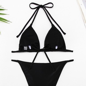 Conjunto de bikini de dos piezas elástico para mujer, con top halter de triángulo con cordones y calavera de pedrería negra, y tanga, para playa - Product Image 4