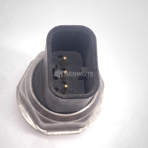 Sensor de Presión de Combustible Senwitt 0-100psi con Salida de Voltaje y Puerto Roscado para Motores Diésel Cat C18 C4.4 - Product Image 1