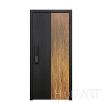 Porte d'entrée double moderne avec panneaux en bois, cadre en aluminium noir et vitres latérales pour maisons de luxe