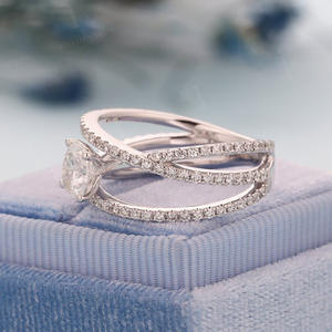 Anello di Fidanzamento F196 per Donna in Oro Bianco con Diamante Taglio Brillante Rotondo Colore G Naturale e Diamanti Laterali - Product Image 6