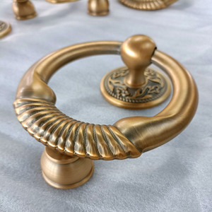 Maniglia a tirante per porta in ottone anticato classico, con anello rotondo intagliato artigianalmente, per showroom di materiali edili e showroom di porte - Product Image 5