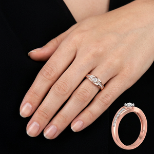 Bague de fiançailles moderne en or rose 0,19 carat avec diamant de laboratoire rond de style tensionnel, tige croisée flottante, cadeau d'anniversaire - Product Image 1
