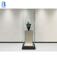 Vitrine autoportante haute en verre trempé avec base et éclairage LED pour vases anciens et objets de musée